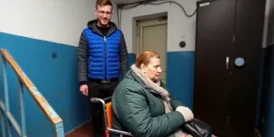 Бережный подъем/спуск пациента по лестнице