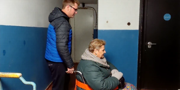Профессиональный подъем сидящего пациента на кресельных носилках